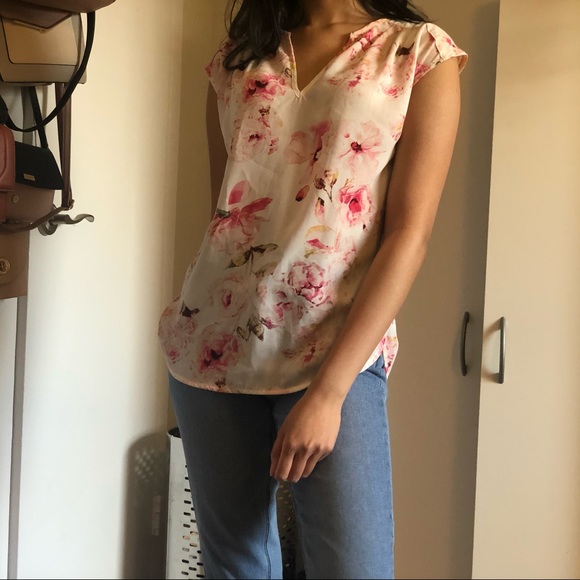 Flowy, Floral, Sleeveless Blouse - Picture 3 of 3